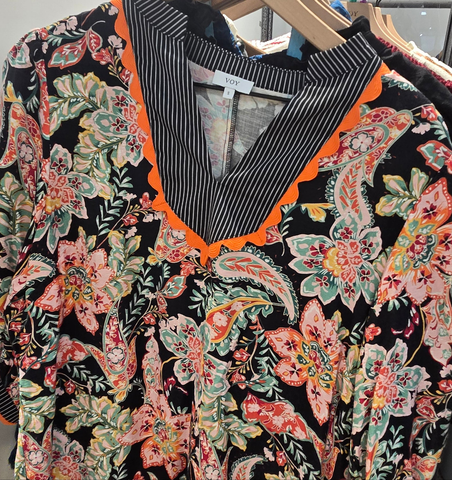 VOY102 - BLACK FLORAL TOP -